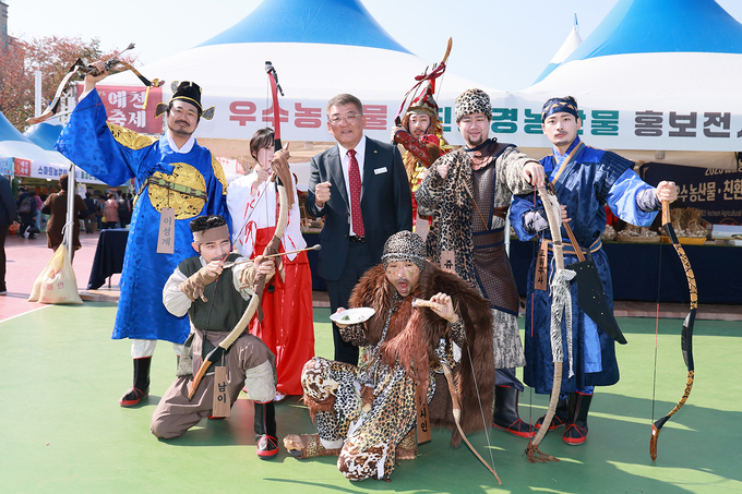 ▲ 2025 예천활축제 & 농산물축제가 31일 오전 예천 한천체육공원에서 개막했다.  활축제 프로그램 참가자들과 김학동 군수가 기념촬영 하는 모습. 예천군