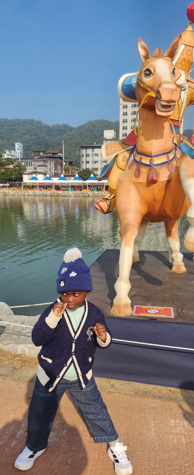 ▲ 2025 예천활축제 & 농산물축제가 31일 오전 예천 한천체육공원에서 개막했다. 축제장을 찾은 나이지리아 소년이 말 동상 앞에서 포즈를 취하고 있다. 이상만 기자