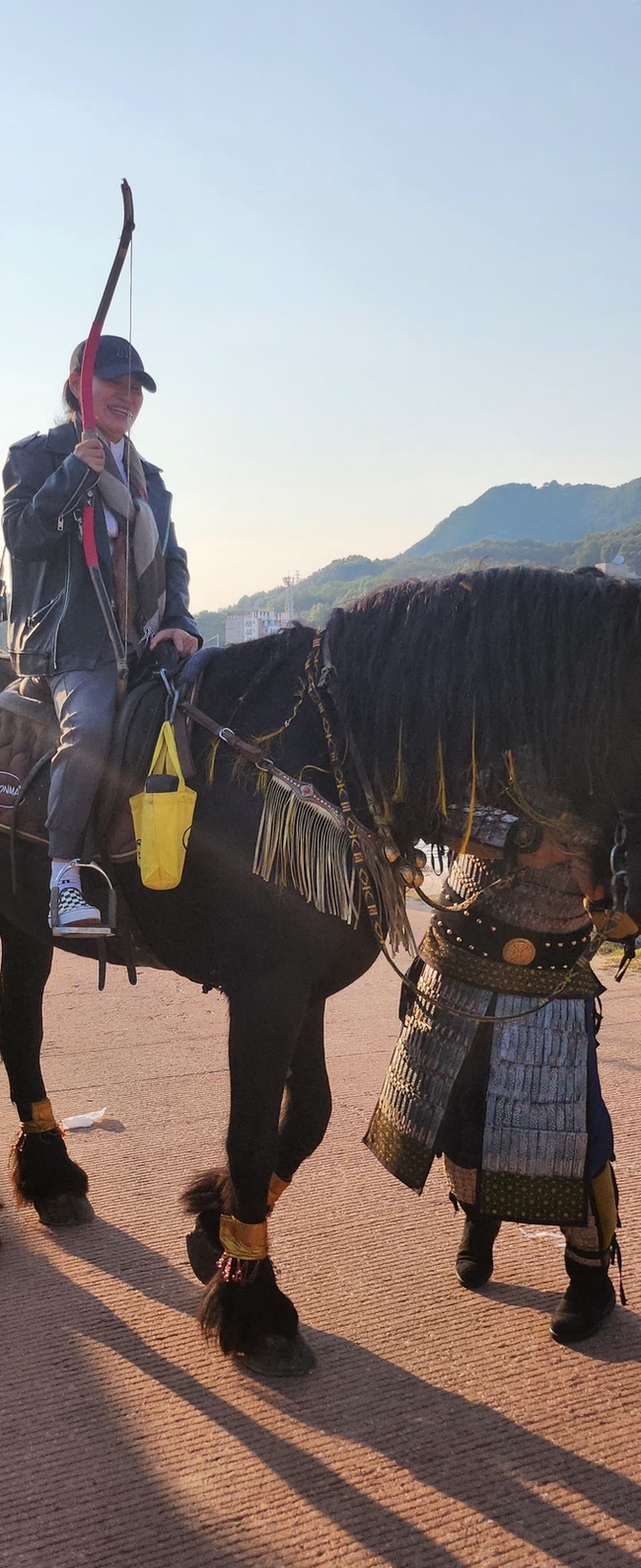 ▲ 2025 예천활축제 & 농산물축제가 31일 오전 예천 한천체육공원에서 개막했다. 활축제장을 찾은 한 관광객이 승마 체험을 하는 장면. 이상만 기자