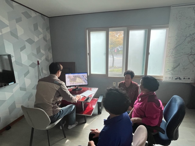 ▲ 문정지구 주민을 대상으로 지적재조사 설명회를 진행하고 있다