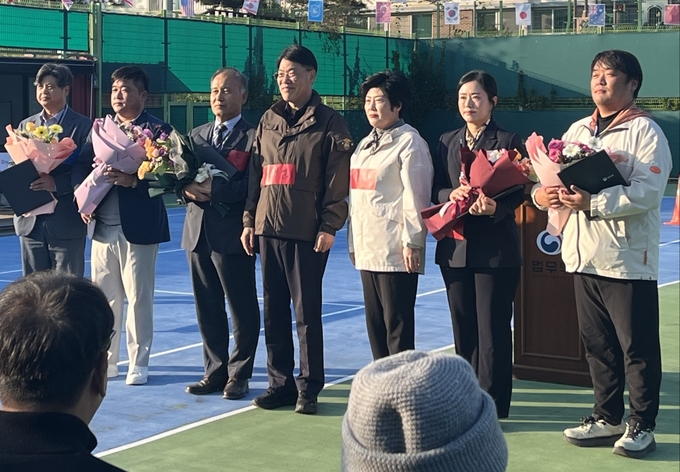 ▲ 상주교정협의회와 상주교도소가 교정의 날의 기념해 개최한 가을운동회가 열린 29일 신규 교정의원 위촉식과 표창 수여를 마치고 송재열 상주교도소장, 최희 상주교정협의회장(왼쪽·네번째부터) 등이 기념 촬영하고 있다. 김범진기자