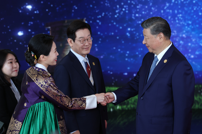 ▲ 이재명 대통령과 김혜경 여사가 31일 경북 경주시 라한셀렉트호텔에서 열린 2025 아시아태평양경제협력체(APEC) 정상회의 갈라만찬 영접장에서 시진핑 중국 국가주석을 맞이하고 있다. 연합뉴스