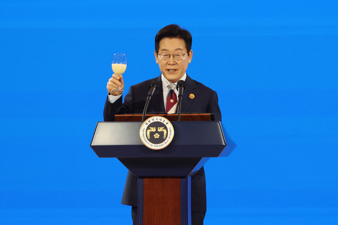 ▲ 이재명 대통령이 31일 경북 경주시 라한셀렉트호텔에서 열린 2025 아시아태평양경제협력체(APEC) 정상회의 갈라 만찬에서 건배 제의를 하고 있다. 연합뉴스