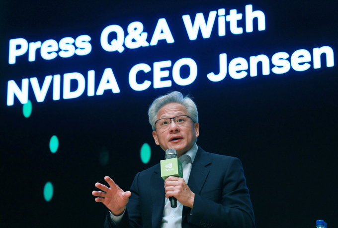 ▲ 젠슨 황 엔비디아 최고경영자가 31일 경북 경주 예술의전당 원화홀에서 열린 2025년 아시아태평양경제협의체(APEC) 경주 엔비디아 기자간담회에서 취재진 질문에 답하고 있다. 연합뉴스