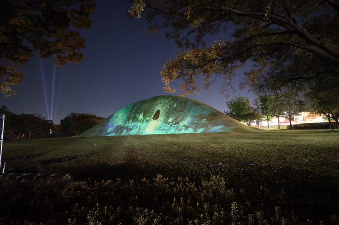 ▲ 31일 저녁 경주시 황남동 경주 대릉원 일원에서 국가유산 미디어아트 ‘대릉원 몽화’가 연출돼 관광객들에게 인기를 끌고 있다.김영환 기자 yhk@kyongbuk.com
