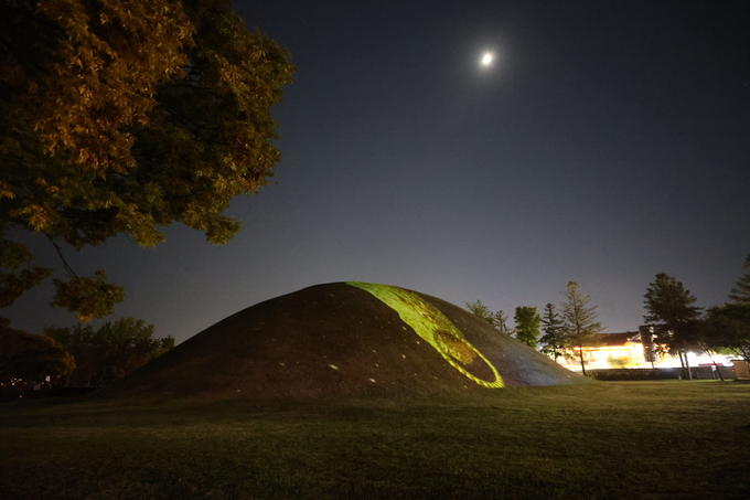 ▲ 31일 저녁 경주시 황남동 경주 대릉원 일원에서 국가유산 미디어아트 ‘대릉원 몽화’가 연출돼 관광객들에게 인기를 끌고 있다.김영환 기자 yhk@kyongbuk.com