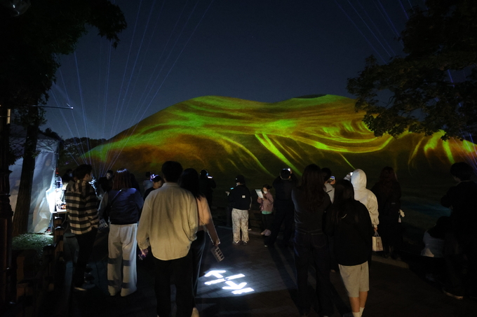 ▲ 31일 저녁 경주시 황남동 경주 대릉원 일원에서 국가유산 미디어아트 ‘대릉원 몽화’가 연출돼 관광객들에게 인기를 끌고 있다.김영환 기자 yhk@kyongbuk.com