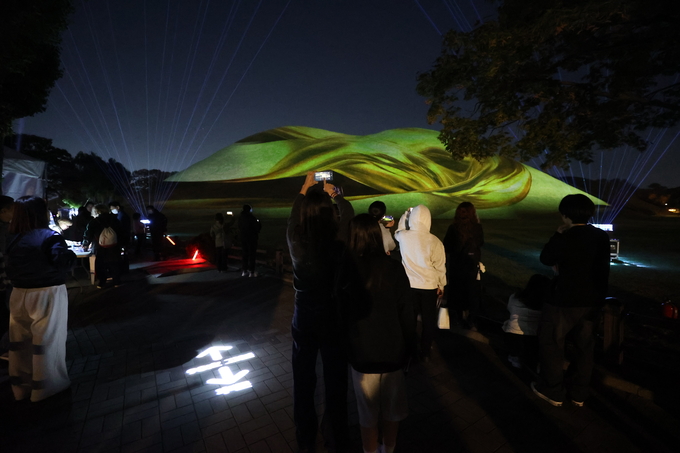 ▲ 31일 저녁 경주시 황남동 경주 대릉원 일원에서 국가유산 미디어아트 ‘대릉원 몽화’가 연출돼 관광객들에게 인기를 끌고 있다.김영환 기자 yhk@kyongbuk.com