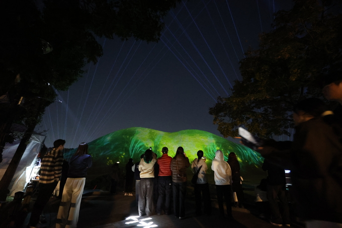 ▲ 31일 저녁 경주시 황남동 경주 대릉원 일원에서 국가유산 미디어아트 ‘대릉원 몽화’가 연출돼 관광객들에게 인기를 끌고 있다.김영환 기자 yhk@kyongbuk.com