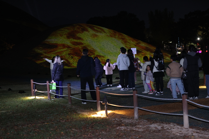 ▲ 31일 저녁 경주시 황남동 경주 대릉원 일원에서 국가유산 미디어아트 ‘대릉원 몽화’가 연출돼 관광객들에게 인기를 끌고 있다.김영환 기자 yhk@kyongbuk.com