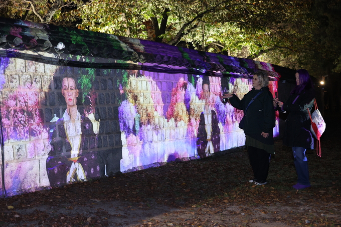 ▲ 31일 저녁 경주시 황남동 경주 대릉원 일원에서 국가유산 미디어아트 ‘대릉원 몽화’가 연출돼 관광객들에게 인기를 끌고 있다.김영환 기자 yhk@kyongbuk.com