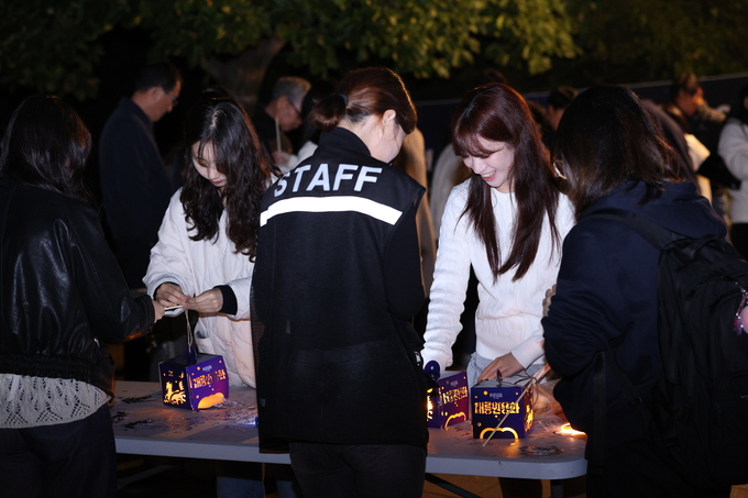 ▲ 31일 저녁 경주시 황남동 경주 대릉원 일원에서 열리는 국가유산 미디어아트 ‘대릉원 몽화’가 인기를 모으고 있는 가운데 관광객들이 체험을 하고 있다.김영환 기자 yhk@kyongbuk.com