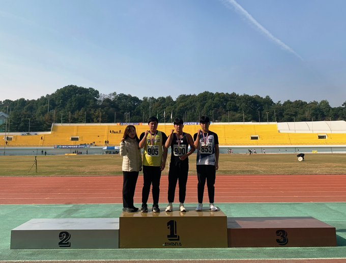 ▲ 경북체육고등학교 2학년 정수목 선수(왼쪽 세 번째)가 30일 영주시민운동장 육상경기장에서 열린 제62회 경상북도학생체육대회 창던지기 시상식에서 금메달을 목에 걸고 의성체육장학사와 동료 선수들과 함께 포즈를 취하고 있다. 경상북도의성교육지원청