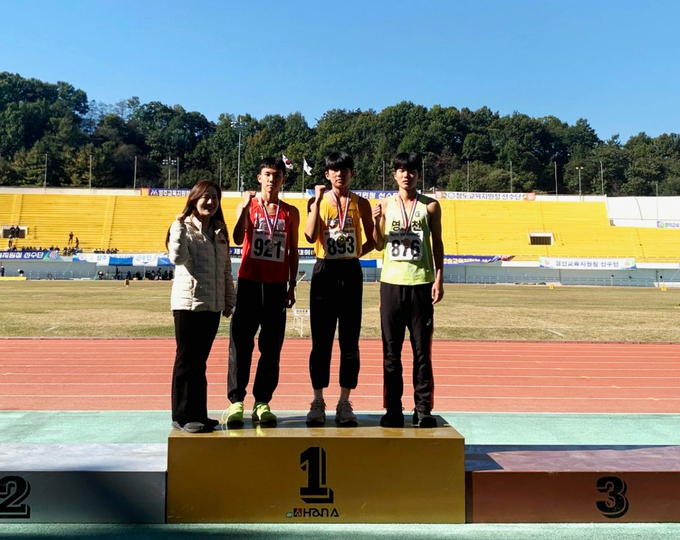 ▲ 경북체육고등학교 2학년 우지민 선수(왼쪽 세 번째)가 28일 영주시민운동장 육상경기장에서 열린 제62회 경상북도학생체육대회 남고부 1500m 결승에서 1위를 차지한 뒤, 의성교육지원청 체육장학사(맨 왼쪽) 및 입상 선수들과 함께 포즈를 취하고 있다. 의성교육지원청