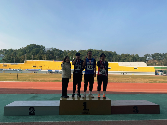 ▲ 삼성중학교 2학년 김환진 선수(왼쪽 세 번째)가 30일 영주시민운동장 육상경기장에서 열린 제62회 경상북도학생체육대회 남중부 포환던지기 시상식에서 금메달을 목에 걸고 의성체육장학사 및 동료 선수들과 함께 포즈를 취하고 있다. 의성교육청