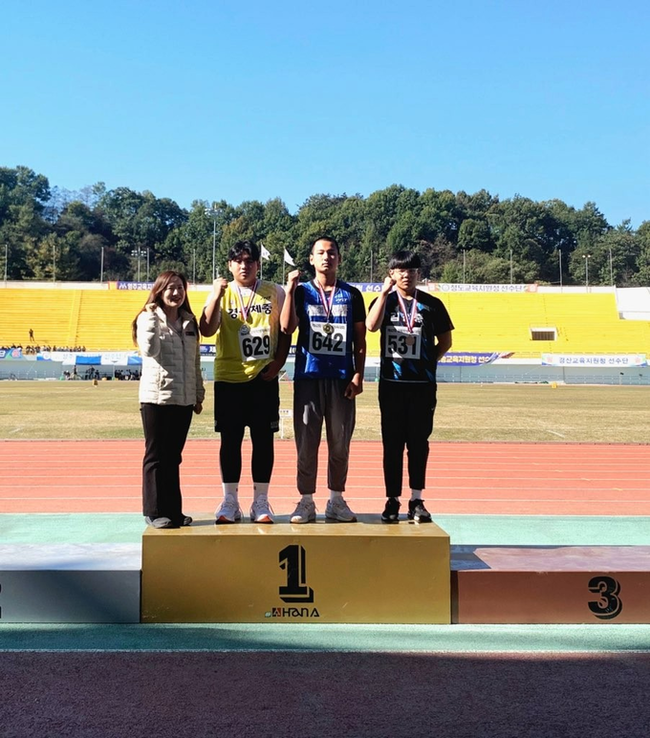 ▲ 삼성중학교 2학년 김환진 선수(왼쪽 세 번째)가 28일 영주시민운동장 육상경기장에서 열린 제62회 경상북도학생체육대회 남중부 원반던지기 결승에서 1위를 차지한 뒤, 의성교육지원청 체육장학사(맨 왼쪽)와 입상 선수들과 함께 포즈를 취하고 있다. 의성교육지원청