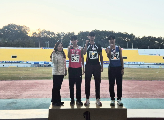 ▲ 삼성중학교 3학년 조제성 선수(왼쪽 세 번째)가 28일 영주시민운동장 육상경기장에서 열린 제62회 경상북도학생체육대회 남중부 400m 결승에서 1위를 차지한 뒤, 의성교육지원청 체육장학사(맨 왼쪽)와 입상 선수들과 함께 포즈를 취하고 있다. 의성교육청