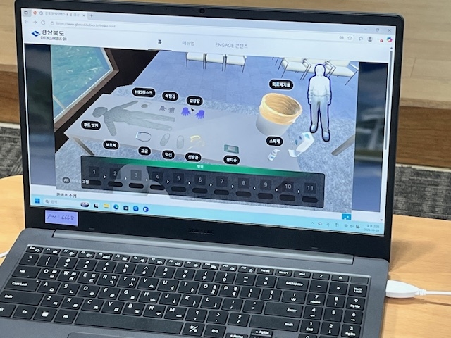 ▲ 의성군보건소가 28일 감염병 대응훈련에서 활용한 메타버스 플랫폼 화면에 식중독 현장 시뮬레이션 장면이 노트북에 표시되고 있다. 의성군
