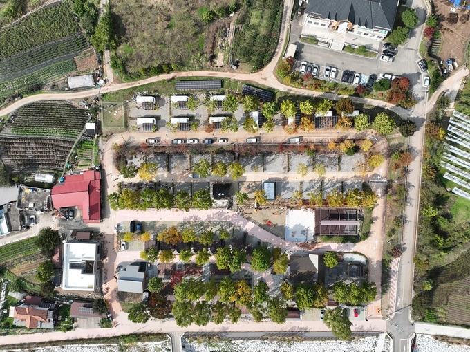 ▲ 주왕산국립공원의 상의야영장이 새롭게 단장해 1일 문을 열었다. 휴가지에서 업무를 볼수 있도록  워케이션룸을 배치하는 등 편의 시설을 대폭 늘렸다.