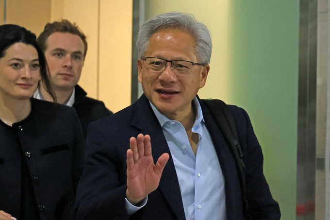 ▲ 젠슨 황 엔비디아 최고경영자(CEO)가 31일 포항경주공항에서 출국하고 있다.
    그는 경북 경주에서 열린 아시아태평양경제협력체(APEC) 정상회의에 참석했다. 연합뉴스