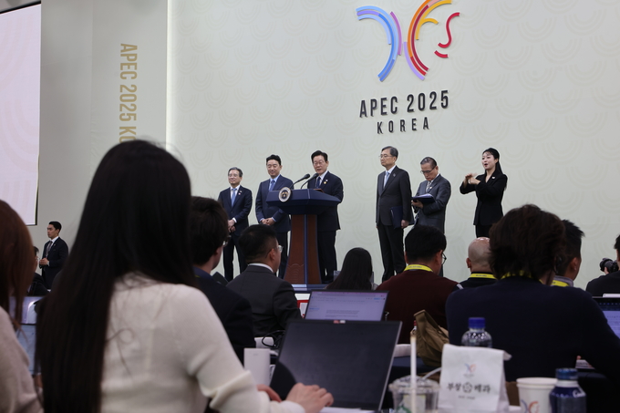 ▲ 이재명 대통령이 1일 오후 경북 경주 국제미디어센터(IMC)에서 아시아태평양경제협력체(APEC)정상회의 기자회견을 연 가운데 취재진의 질문에 답하고 있다.김영환 기자 yhk@kyongbuk.com