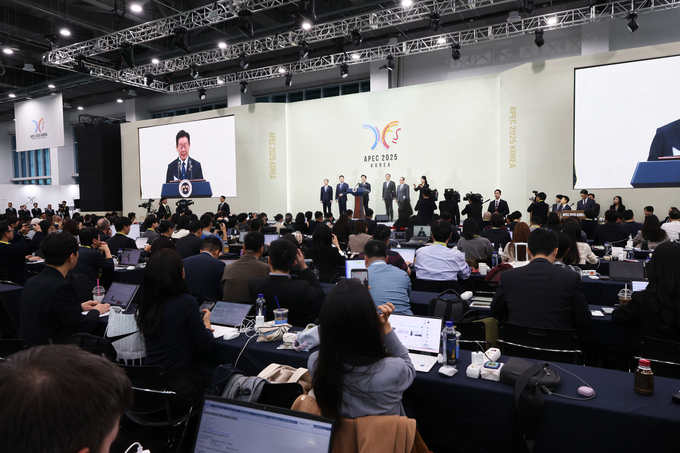 ▲ 이재명 대통령이 1일 오후 경북 경주 국제미디어센터(IMC)에서 아시아태평양경제협력체(APEC)정상회의 기자회견을 하고 있다.김영환 기자 yhk@kyongbuk.com