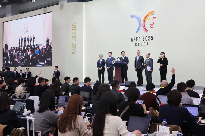 ▲ 이재명 대통령이 1일 오후 경북 경주 국제미디어센터(IMC)에서 아시아태평양경제협력체(APEC)정상회의 기자회견을 연 가운데 취재진의 질문을 받고 있다.김영환 기자 yhk@kyongbuk.com