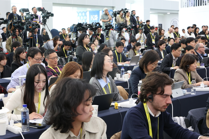 ▲ 이재명 대통령이 1일 오후 경북 경주 국제미디어센터(IMC)에서 아시아태평양경제협력체(APEC)정상회의 기자회견을 가진 가운데 국내외 취재진들이 이 대통령의 발언을 듣고 있다.김영환 기자 yhk@kyongbuk.com