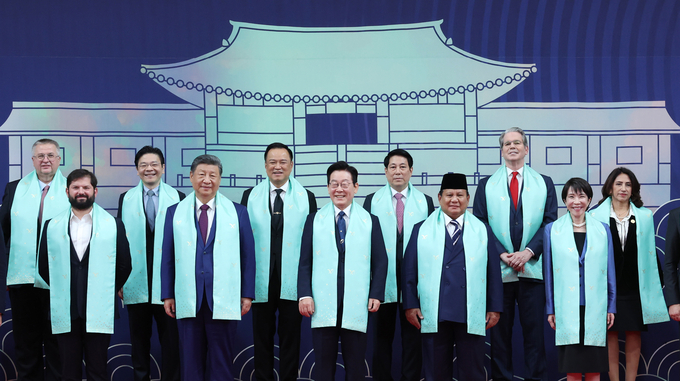 ▲ 이재명 대통령이 1일 경주화백컨벤션센터(HICO)에서 열린 2025 아시아태평양경제협력체(APEC)에 참석한 각국 정상들과 기념촬영을 하고 있다. 
    앞줄 왼쪽부터 가브리엘 보리치 칠레 대통령, 시진핑 중국 국가주석, 이 대통령, 프라보워 수비안토 인도네시아 대통령, 다카이치 사나에 일본 총리.
    뒷줄 왼쪽부터 알렉세이 오베르추크 러시아 국제부총리, 로런스 웡 싱가포르 총리, 아누틴 찬위라꾼 태국 총리, 르엉 끄엉 베트남 국가주석, 스콧 베선트 미국 재무장관, 테레사 메라 페루 통상관광부 장관. 연합뉴스