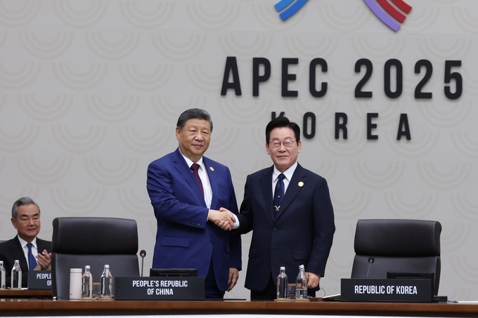 ▲ 이재명 대통령(오른쪽)이 1일 경주화백컨벤션센터(HICO)에서 열린 2025 아시아태평양경제협력체(APEC) 정상회의 의장국 인계식에서 2026 APEC 의장국인 중국의 시진핑 국가주석에게 의장직 지위를 넘기며 악수하고 있다. 연합뉴스