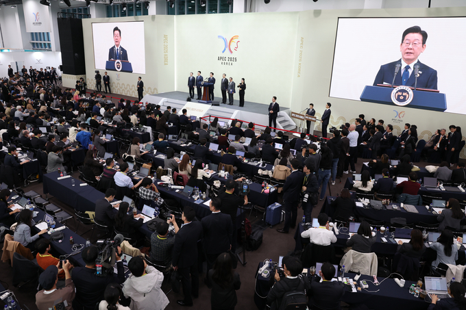 ▲ 이재명 대통령이 1일 경주화백컨벤션센터(HICO)에서 2025 아시아태평양경제협력체(APEC) 정상회의를 마치고 기자회견을 하고 있다. 연합뉴스