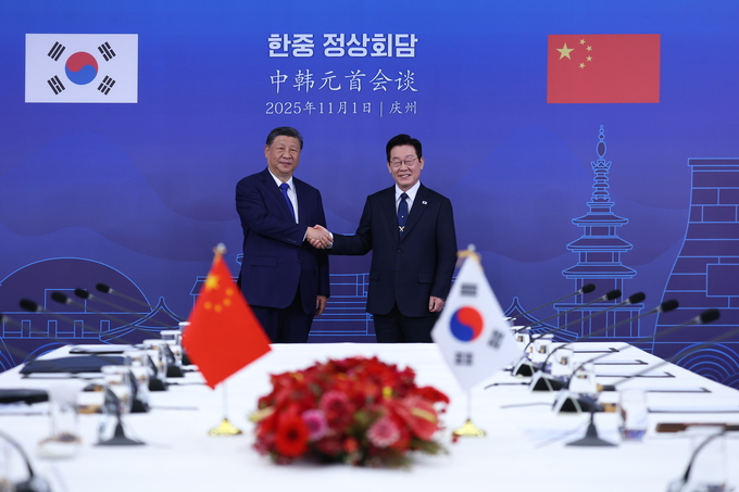 ▲ 이재명 대통령과 시진핑 중국 국가주석이 1일 경북 국립경주박물관에서 한중 정상회담에 앞서 기념 촬영을 하고 있다. 연합뉴스