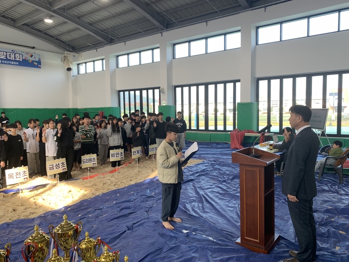 ▲ 의성초등학교 5학년 오수현 학생이 10월 31일 의성학생씨름장에서 열린 ‘제16회 교육장기 초·중 씨름왕 선발대회’ 개회식에서 대표로 선서를 하고 있다. 의성교육지원청