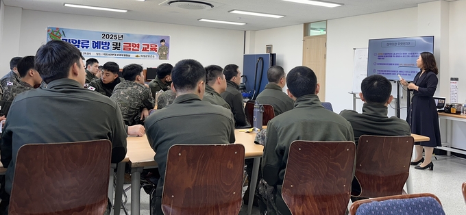 ▲ 의성군보건소 관계자와 육군 제3260부대 4대대 장병들이 10월 29일 의성군 내 교육장에서 마약류 예방 및 금연 교육을 들으며 중독 예방 사례와 금연 실천 방법을 배우고 있다. 의성군