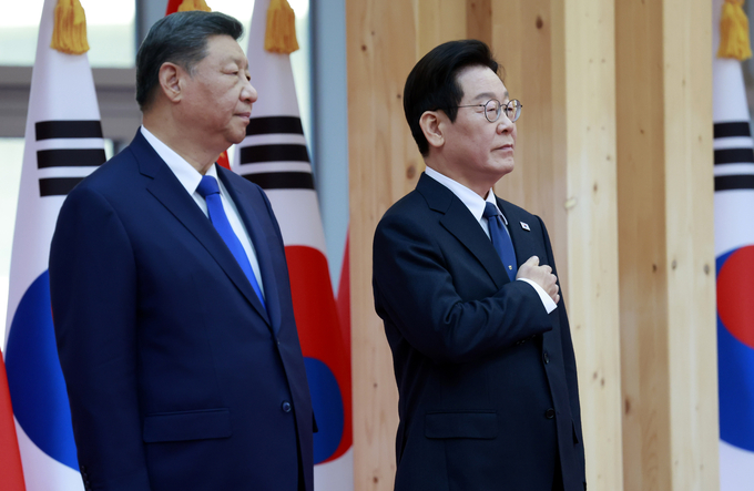 ▲ 이재명 대통령이 1일 경북 국립경주박물관에서 열린 시진핑 중국 국가주석 공식 환영식에서 국기에 경례하고 있다. 연합뉴스