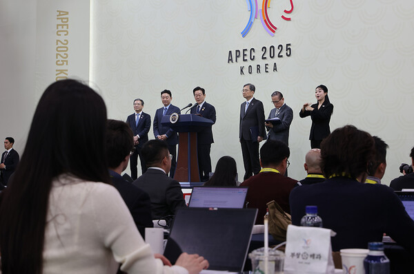 ▲이재명 대통령이 1일 오후 경북 경주 국제미디어센터(IMC)에서 아시아태평양경제협력체(APEC)정상회의 기자회견을 연 가운데 취재진의 질문에 답하고 있다.김영환 기자 yhk@kyongbuk.com