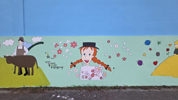 ▲ 도축 과정에서 발생하는 냄새와 악취로 오랫동안 주민 민원이 이어져 온 구미칠곡축산물유통센터가 구미고 학생들과 초록별 아트스쿨의 활약으로 벽화로 단장된 모습.