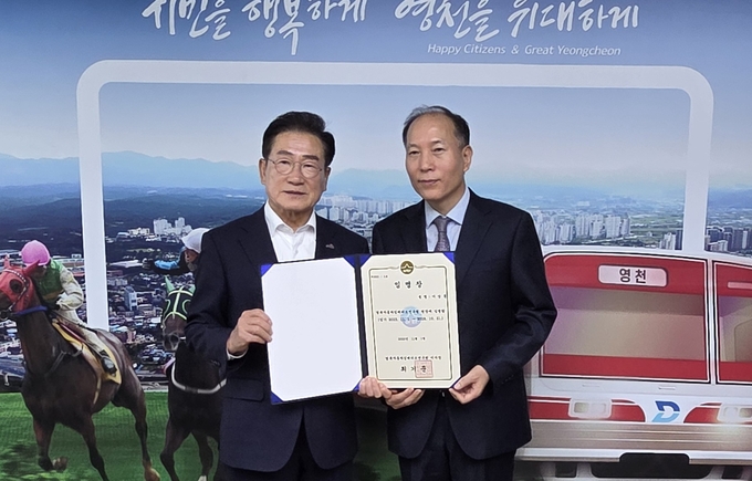 ▲ 최기문 시장이 지난달 31일 이상훈 제5대 경북자동차임베디드연구원장에게 임명장을 전달하고 기념촬영을 하고 있다. 권오석 기자