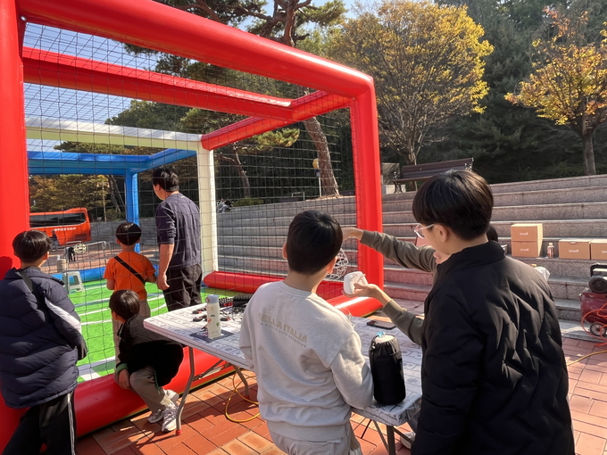 ▲ 드론 축구를 즐기고 있는 모습