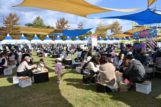 ▲ 1일  군위 삼국유사테마파크 잔디광장에서 열리는 ‘2025 군위바베큐축제(고기좋다군위)’ 에 가족단위 관광객들이 참여해 바베큐를 즐기며 즐거운 한때를 보이고 있다.군위군