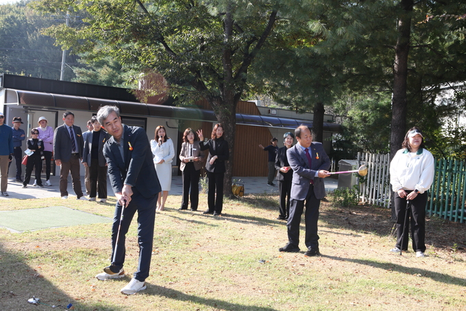 ▲ 김천시 장애인 전용 파크골프장 준공식에서 최순고 김천 부시장이 시타를 하고 있다.