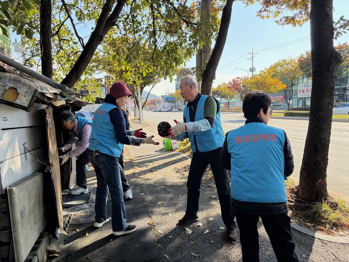 ▲ 도량동 반포장학회원들일 저소득 가구에 연탄나눔 봉사를 하고있다. 구미시