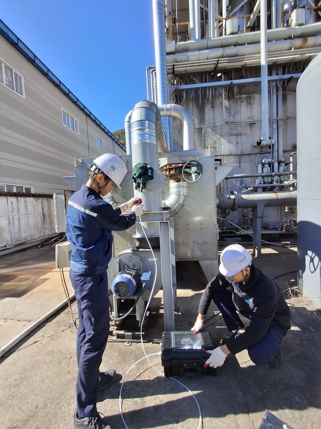 ▲ 경주시 환경정책과 직원과 민간 환경기술인이 지역 환경배출사업장을 점검하며 대기오염 방지시설의 가동 상태를 확인하고 있다. 경주시
