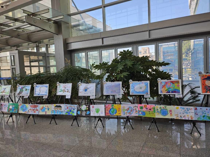 ▲ 포항시는 지역 어린이집 원아들이 그린 ‘APEC-작은 손이 만드는 큰 내일’ 수상작을 이달 27일부터 11월 7일까지 포항시청 2층 로비에 전시하고 있다.