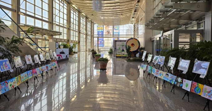 ▲ 포항시는 지역 어린이집 원아들이 그린 ‘APEC-작은 손이 만드는 큰 내일’ 수상작을 이달 27일부터 11월 7일까지 포항시청 2층 로비에 전시하고 있다.