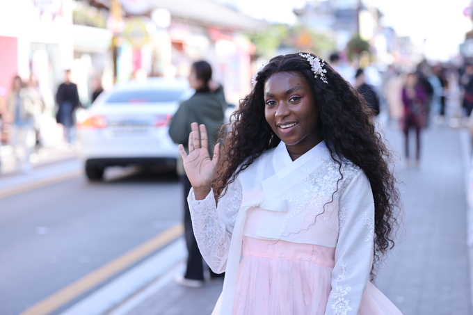 ▲ 2025 아시아태평양경제협력체(APEC) 정상회의가 열린 경주 황리단길에서 외국인 관광객이 한복을 입고 기념사진을 찍고 있다. 김창원 기자