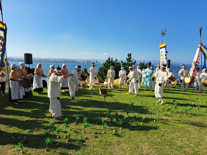 ▲ 포항흥해농요의 공연장면(10.11, 일월문화제)