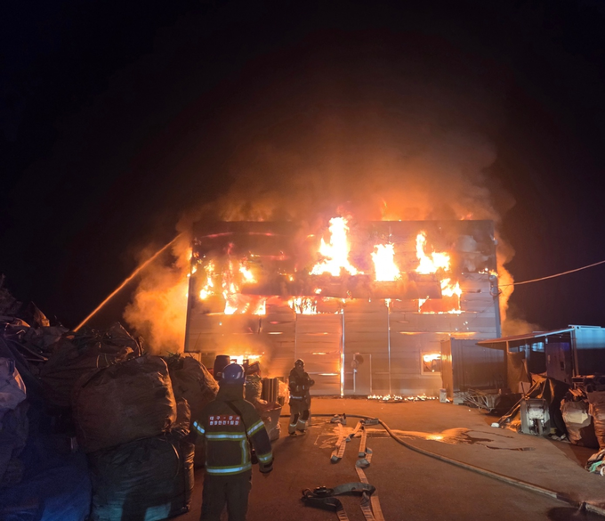 ▲ 달성군 하빈면 봉촌리 한 폐기물 공장에서 지난 31일 오후 7시 3분께 발생한 화재를 소방대원들이 진화하고 있다.  화재로  소방당국 추산 1억7377만 원의 재산피해가 발생했다. 대구소방안전본부