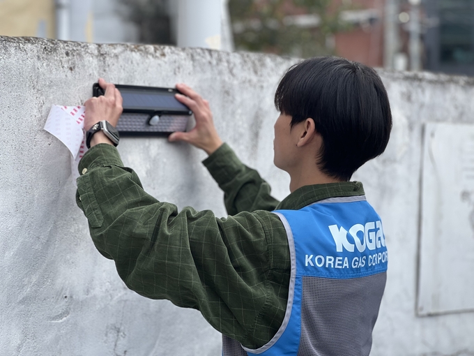 ▲ 경산시자원봉사센터는 10월 30일, 한국가스공사 대구경북지역본부 임직원 20여 명이 참여한 가운데 ‘LIGHT NOW’ 사회공헌 사업을 추진했다. 태양광 벽부등 설치. 경산시.