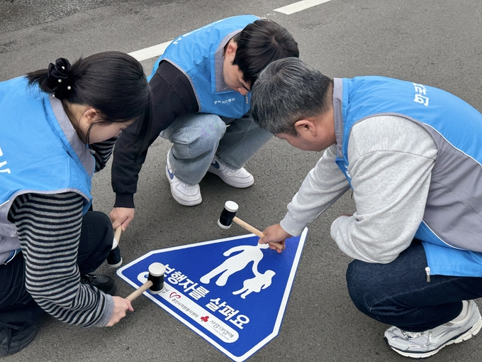 ▲ 경산시자원봉사센터는 10월 30일, 한국가스공사 대구경북지역본부 임직원 20여 명이 참여한 가운데 ‘LIGHT NOW’ 사회공헌 사업을 추진했다. 경산시.